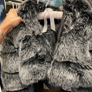Cropped hooded fur coat. NWOT Asian size